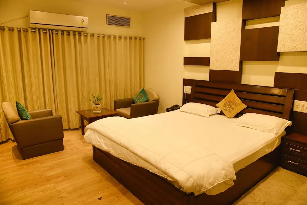 Royal Palms Luxury Service Apartment
