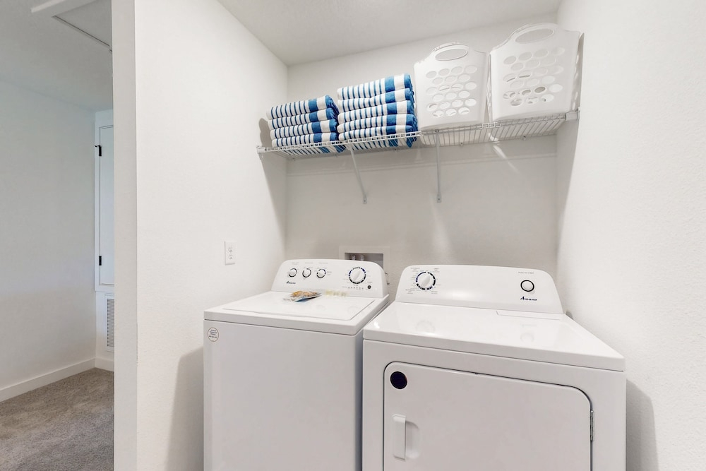 Newly Built Townhome, Private W/d, Free Wifi, Central AC and Full Kitchen