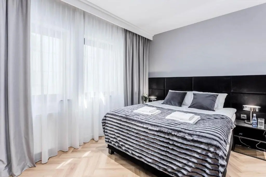 DEO PLAZA Premium Suites & Riverside by Downtown Apartments