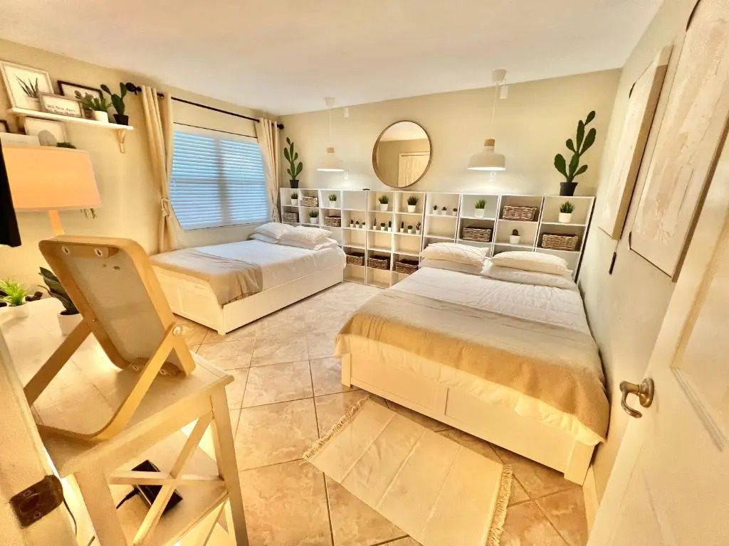 Lovely Ocean front for 5; It sleeps up to 12.