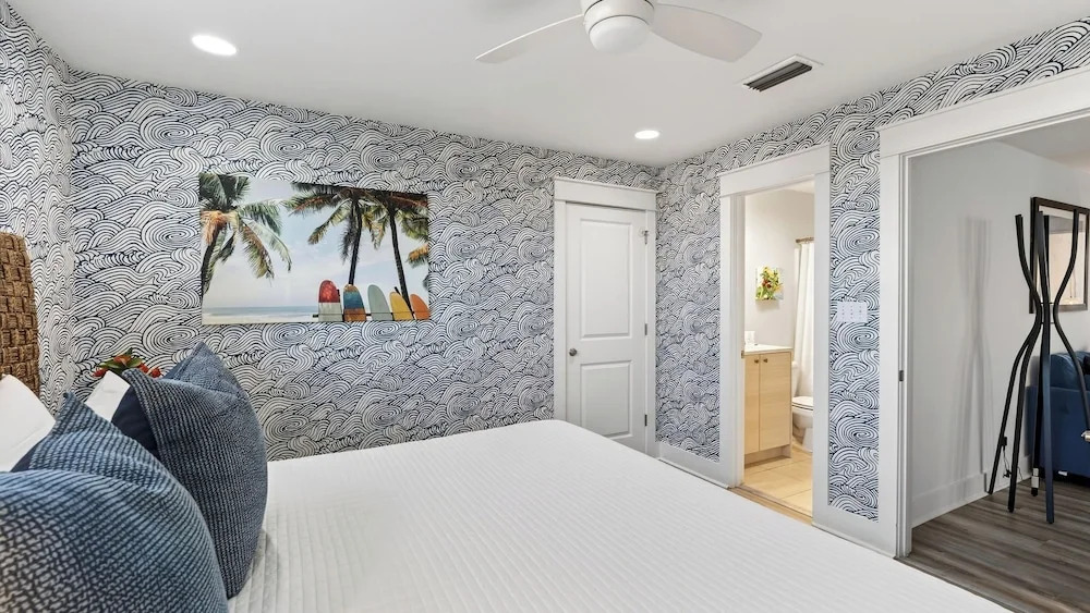 ? Private Backyard Minutes to 30A + Beaches Golf Cart + Bikes The Little Blue Beach House by Avantstay