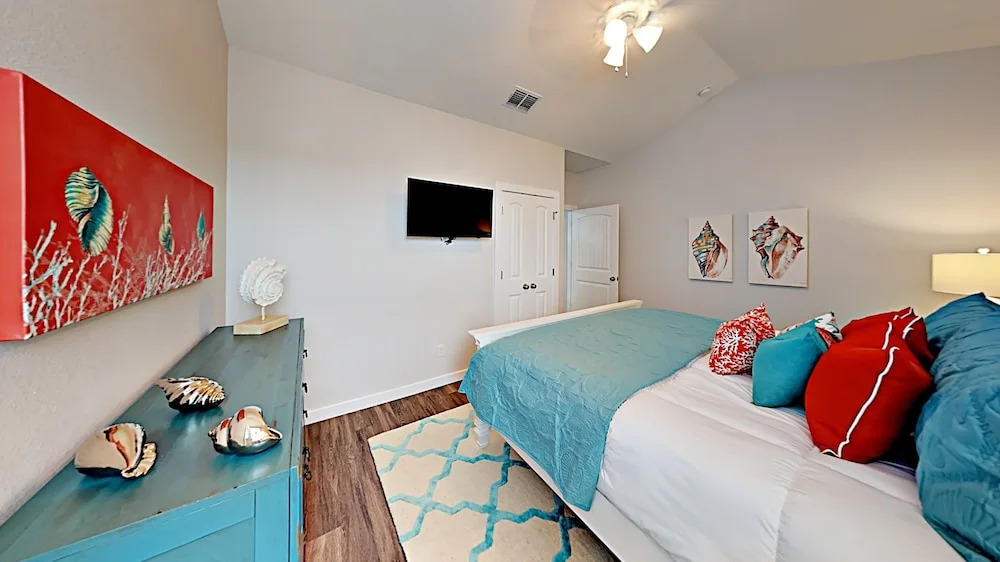 The Savvy Pelican 4 Bedrooms 3 Bathrooms Condo