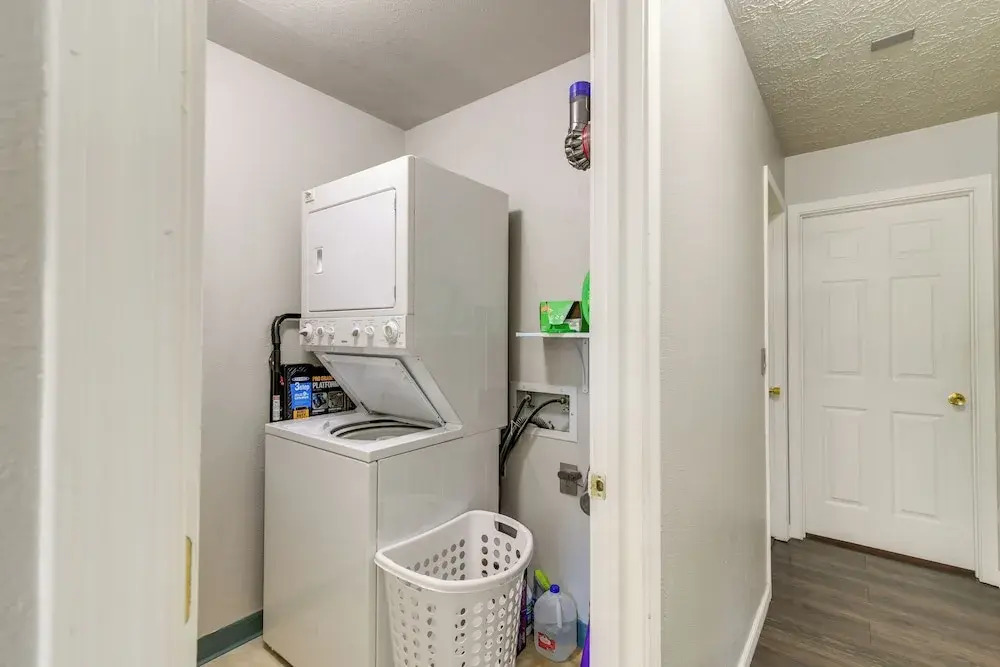 Updated Townhome: Near Airport & Shopping!