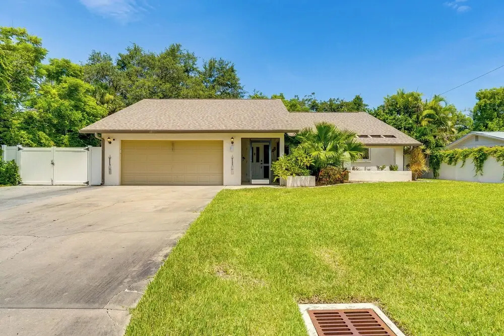 Pet-friendly Home w/ Pool, Close to Venice Beaches