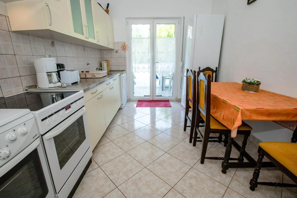 Marjetka house max 17 Pers with 2 complete kitchens, 2 garden grills, bestway swimming pool