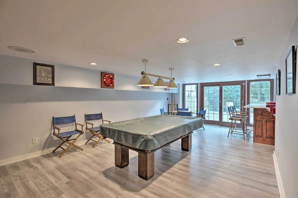 Hot Tub + Private Beach: Waterfront Urbanna Escape