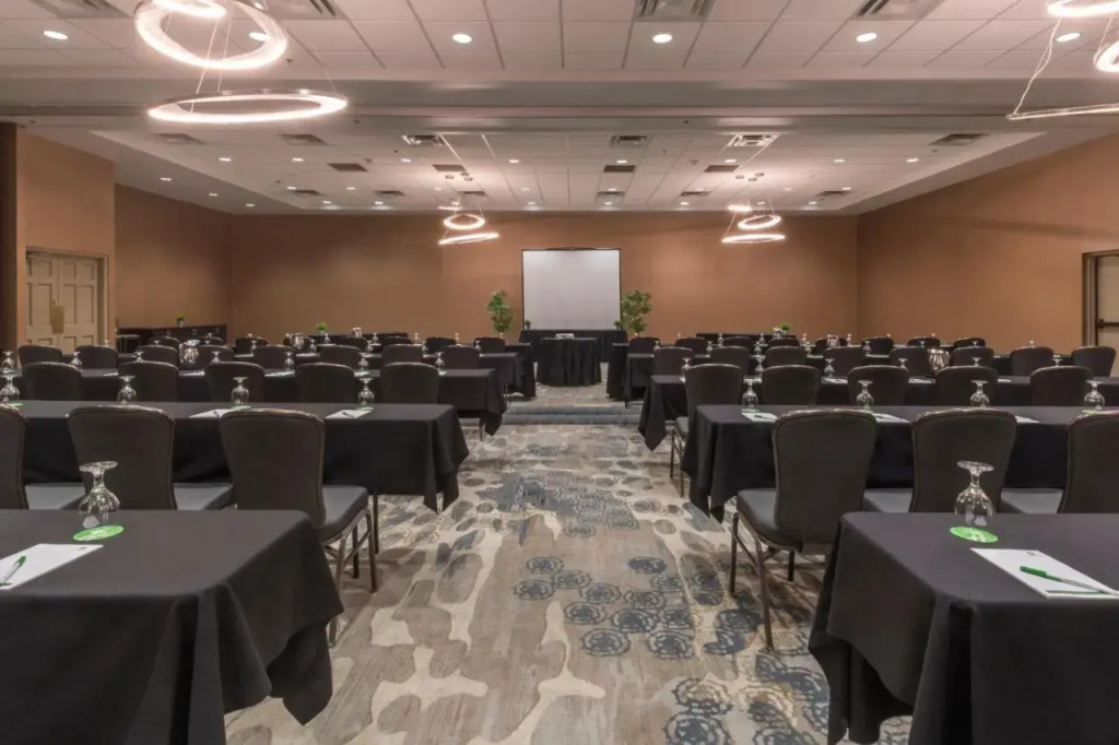 Holiday Inn and Suites Phoenix Airport North by IHG