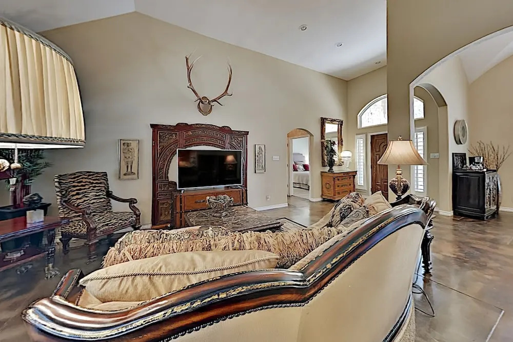 Luxe By The Lake, On-site Pool & Tennis! 3 Bedroom Home