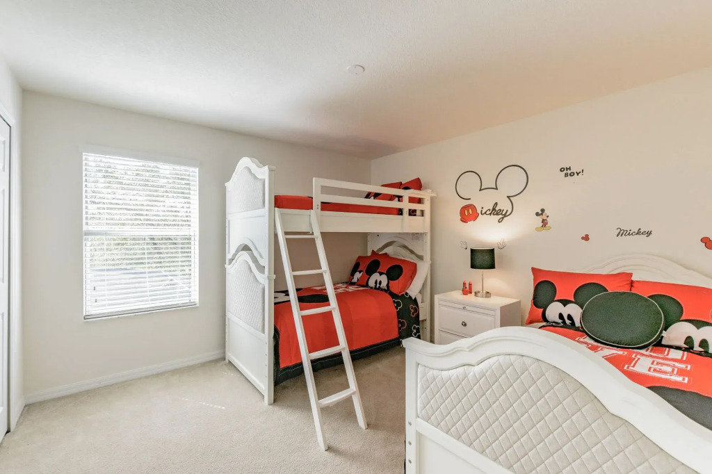 4 bed House/w pool & Garage