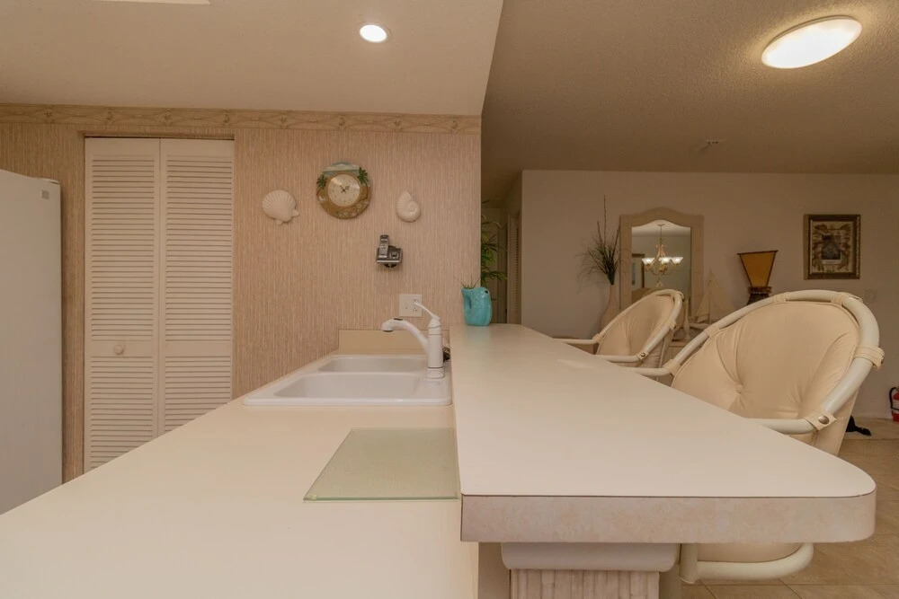2 Bedroom With Community Pool Close To The Beaches 2 Condo by Redawning
