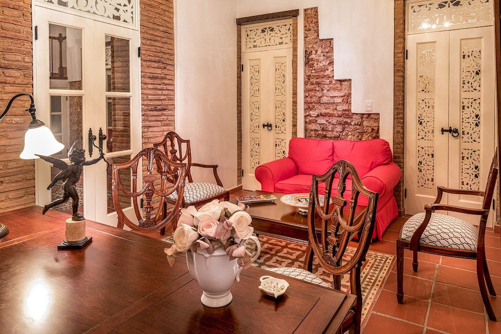 Colonial 154 H Boutique