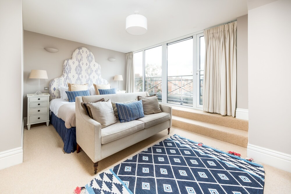 Luxury Battersea Park Home with Stunning Views