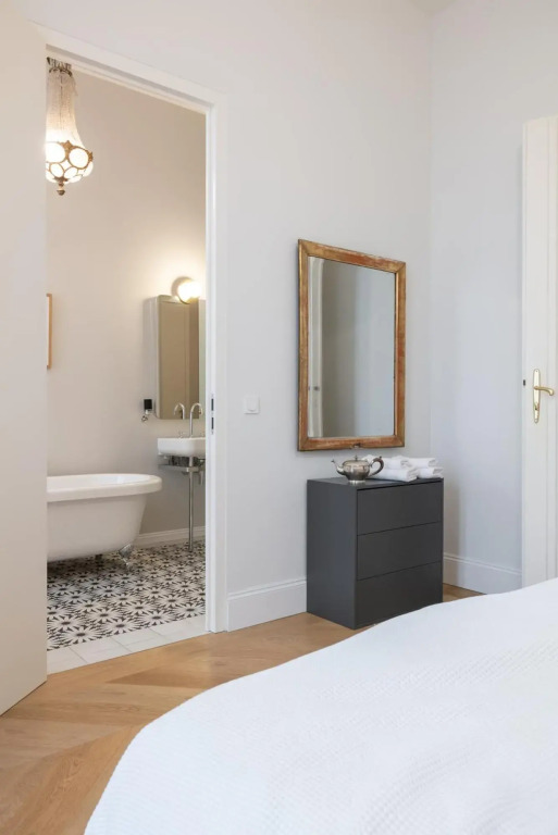 2200SQFT Luxury Apartment in City Center
