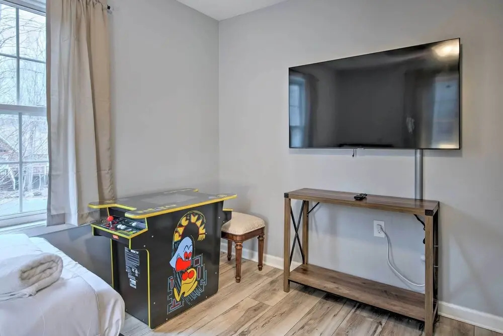 Beautiful Pocono Lake Cottage w/ Game Room!