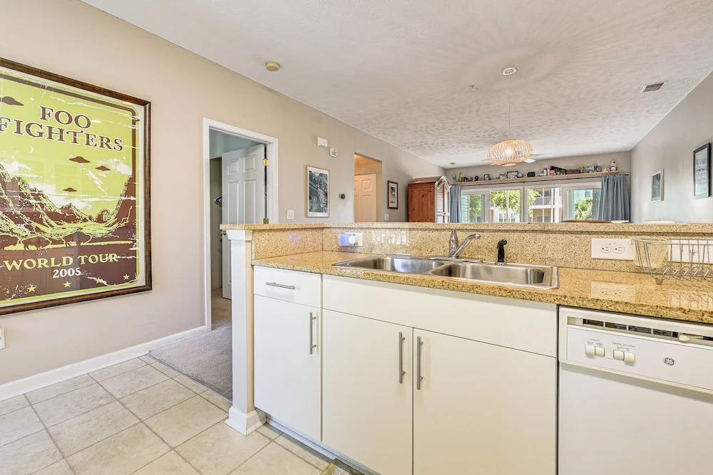 Sunny Coastal Condo ~ 1 Mi to N Myrtle Beach!