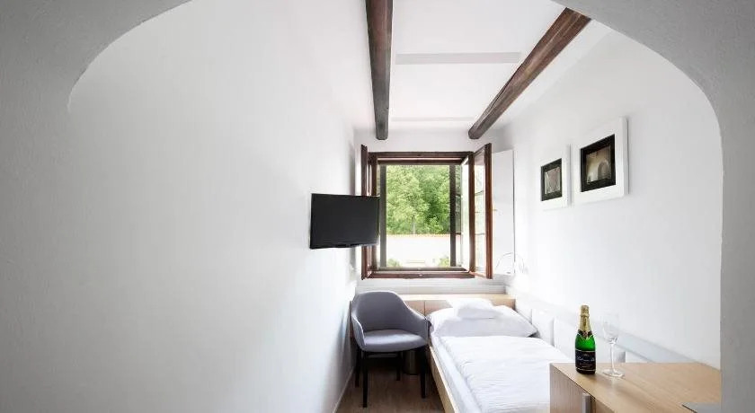 Hotel 100