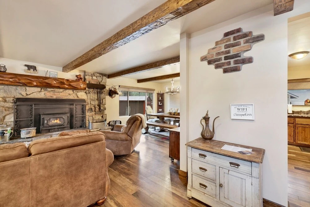 2080-eagle Point Lodge 4 Bedroom Home by RedAwning