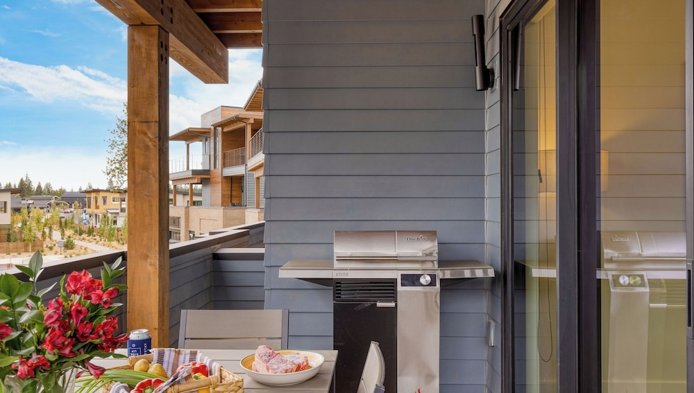 2 Units Minutes to Old Bend Deck + Hot Tub 1216 Skyline Ranch by Avantstay