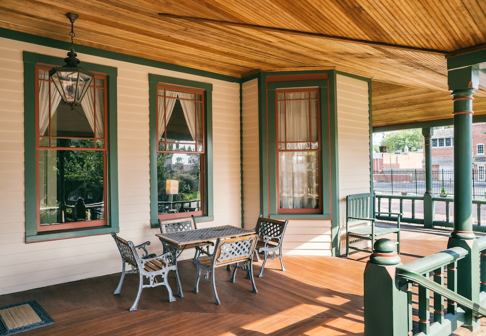 Hummingbird Inn