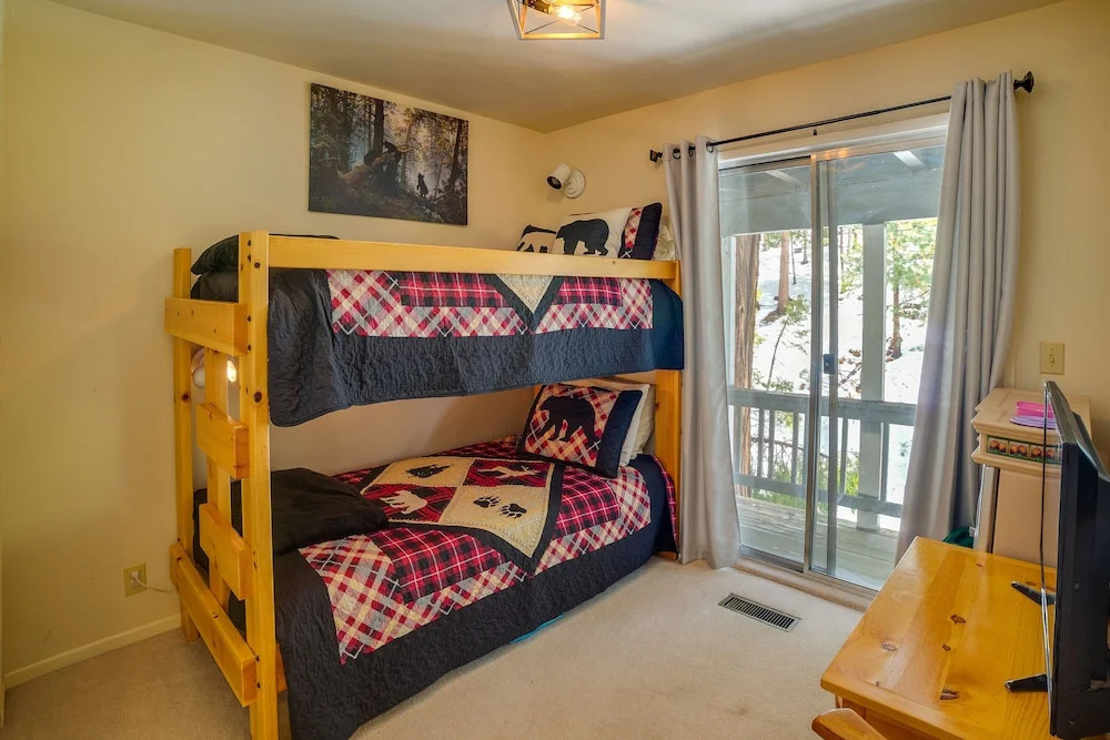 'peaceful Pines' Running Springs Home w/ 3 Decks