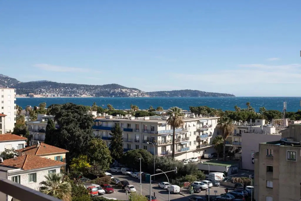 Studio with terrace and sea view, 10 min to the beach