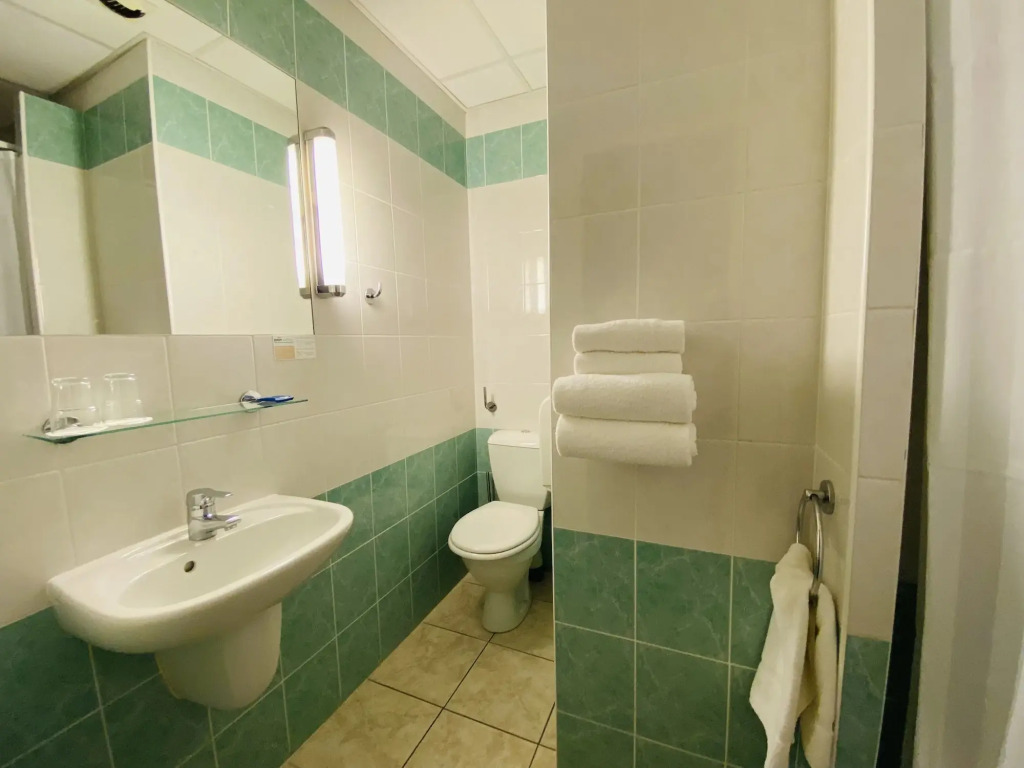 Brit Hotel Acacias