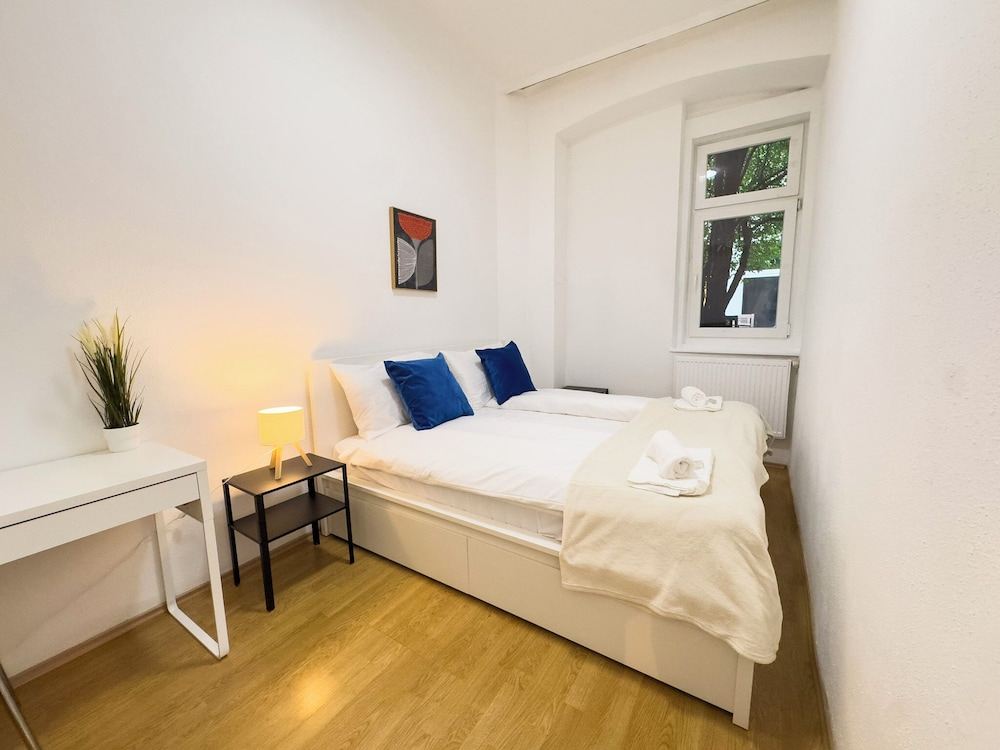 2 Bedroom Apartments 18 Min to center