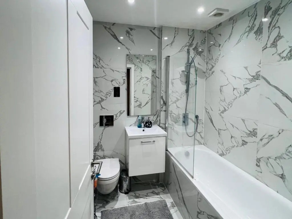 Sunset Shore, City Centre, 2 Bed Apt, Free Parking