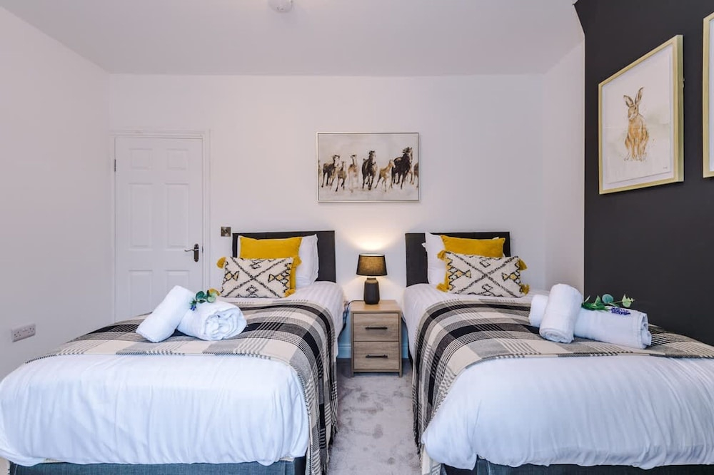 Stunning 3-bed House Amazing Location Sleeps 5