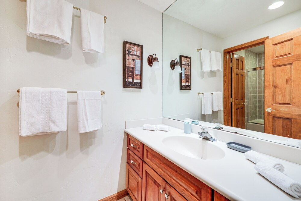 3 Mi to Vail Village: Classic Estate w/ Hot Tub
