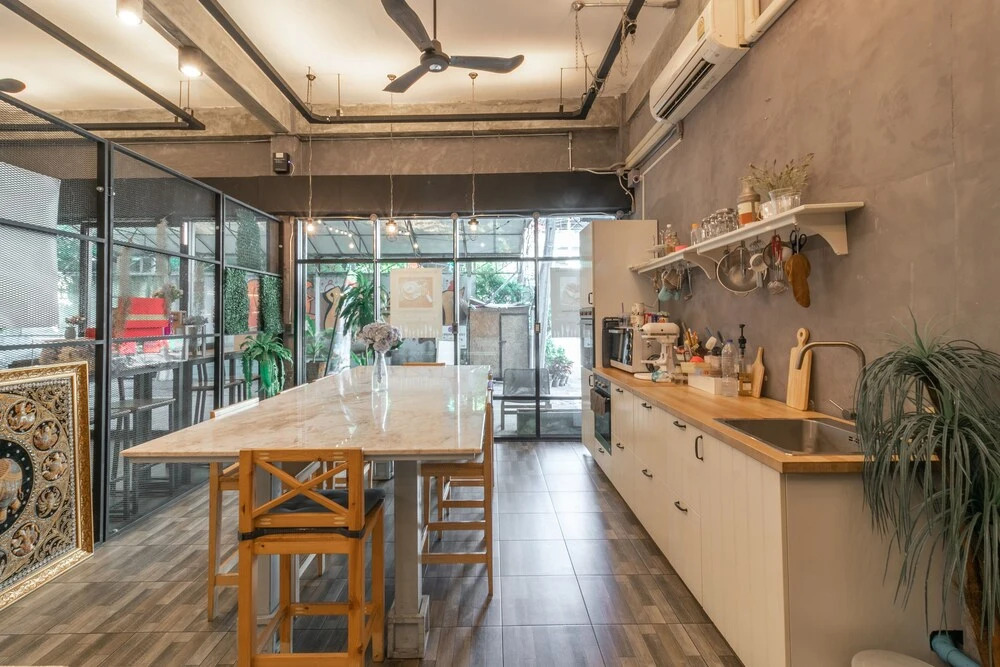 M Gray Hostel & Cafe