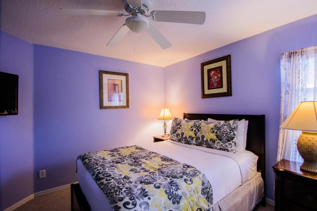 8BR -private swimming pool -gated resort community -suitable for family & group getaways -5 miles to Disney