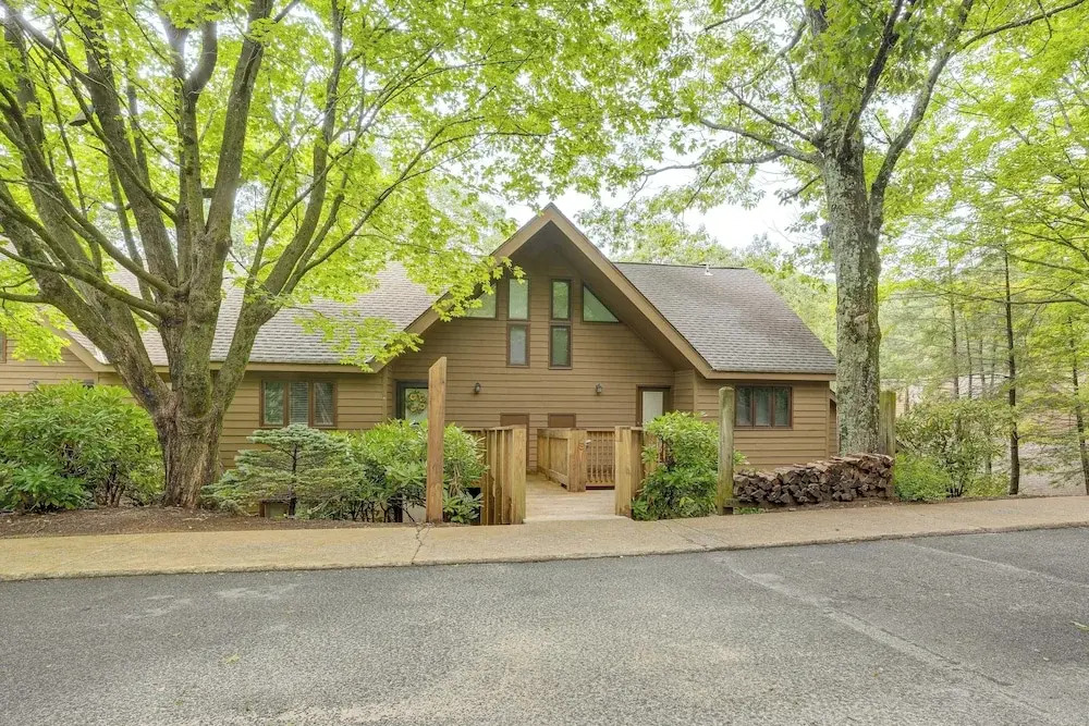 Wintergreen Condo w/ Pool: Near Hike & Market!