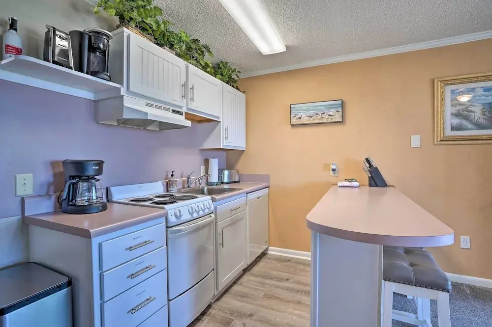 Beachfront Isle of Palms Condo w/ Balcony & Pool!