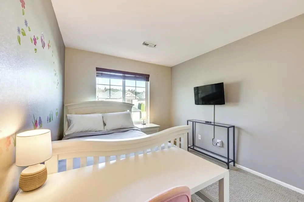 Spacious Kent Home Near SeaTac Airport w/ Patio