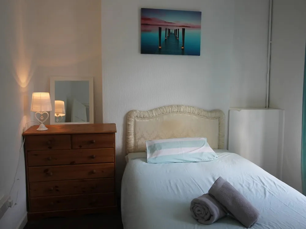 Rickard Street 4 Bed House Near J32 and M4 by Cardiff Holiday Homes