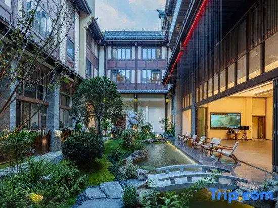 Quxiang Yazhu Chufeng Courtyard Homestay (Jiuge Alley)