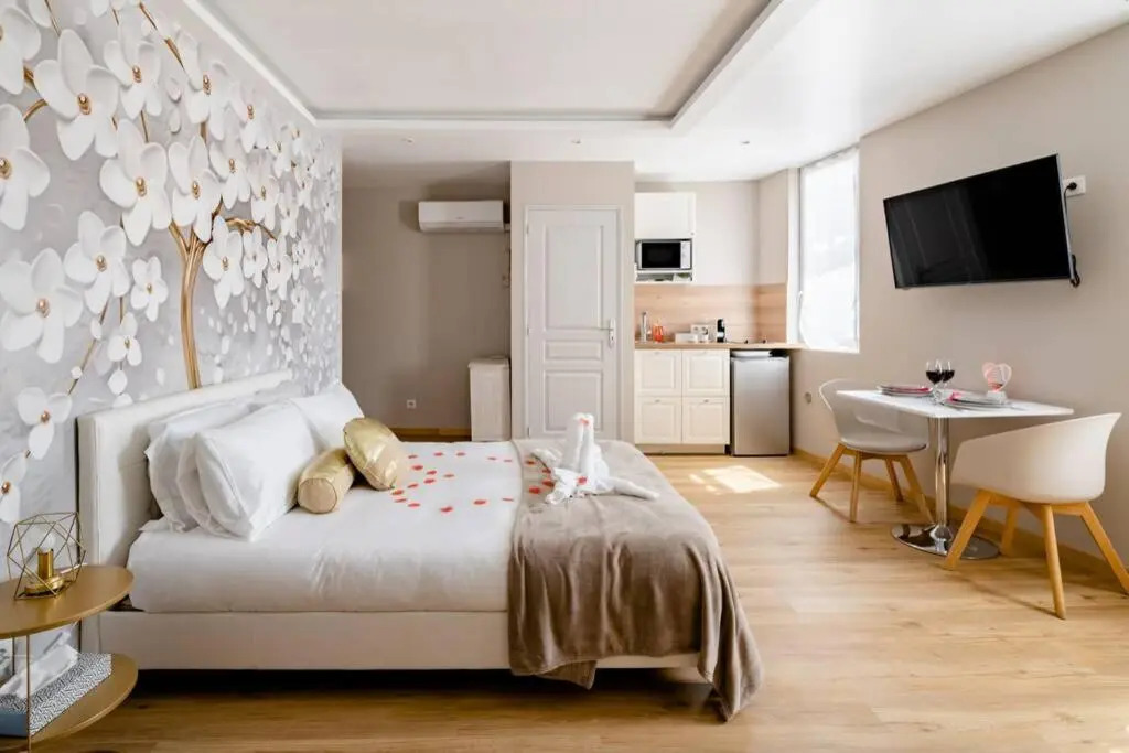 Studio Love room Spa Baignoire double La Ciotat Centre port