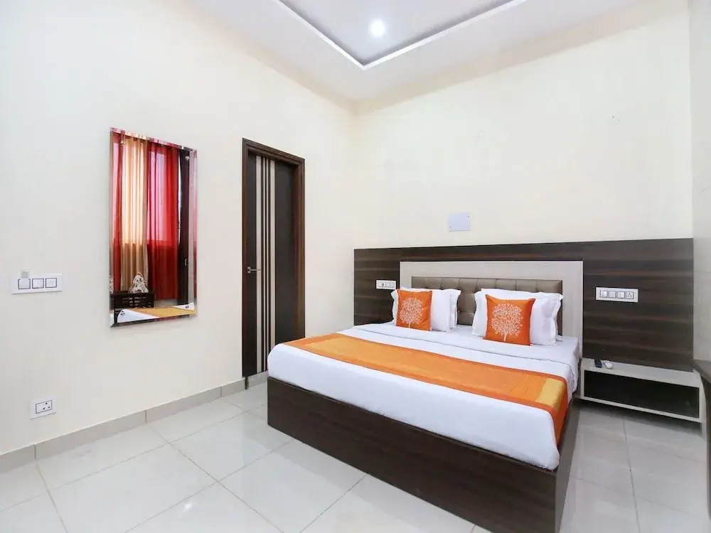 OYO 16443 Hotel Jb