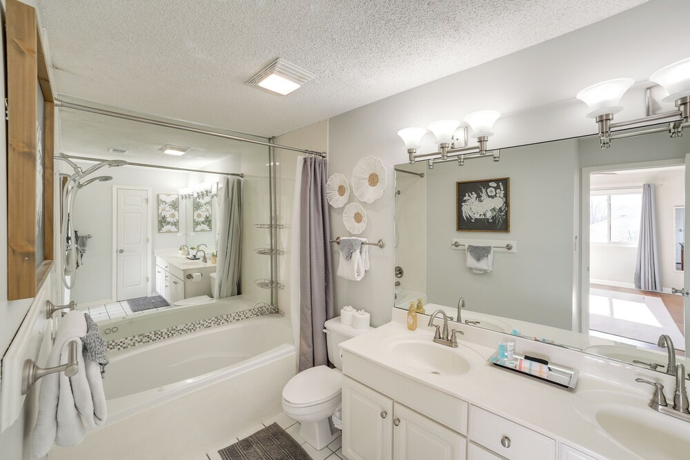 Golfers Oasis w/ Pool! 3 Mi to Table Rock Lake