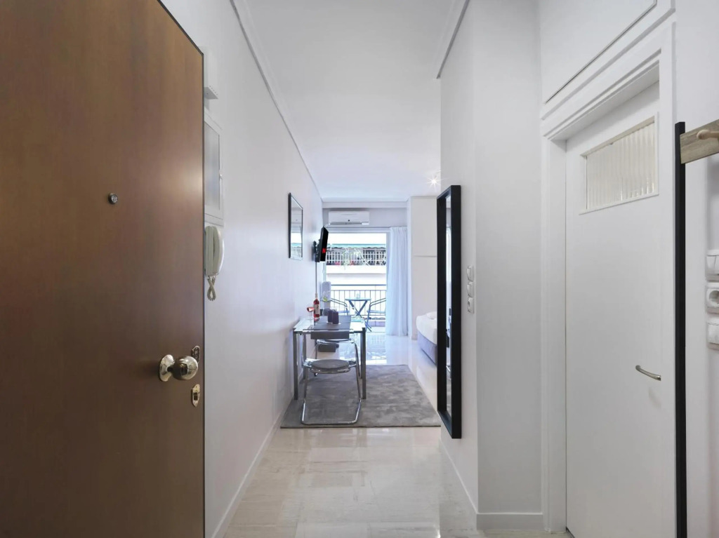 Modern Studio opposite the Areios Pagos court.