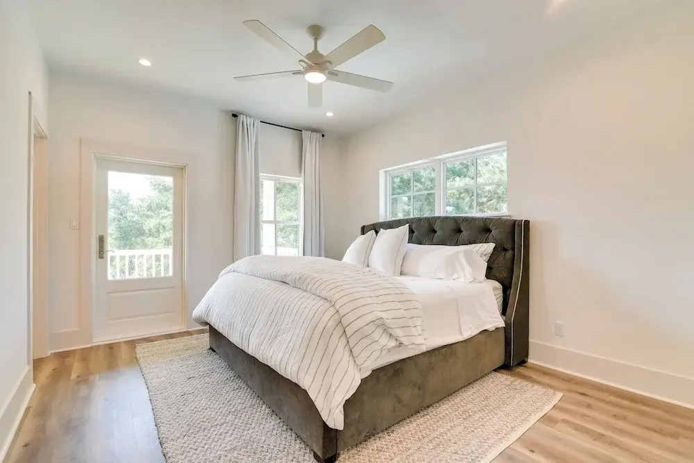 1 Mi to Ocean! Galveston Getaway w/ 2 Balconies