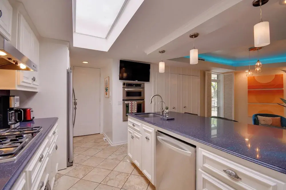 Mid-century Modern Home w/ Fire Pit & Gas Grill!