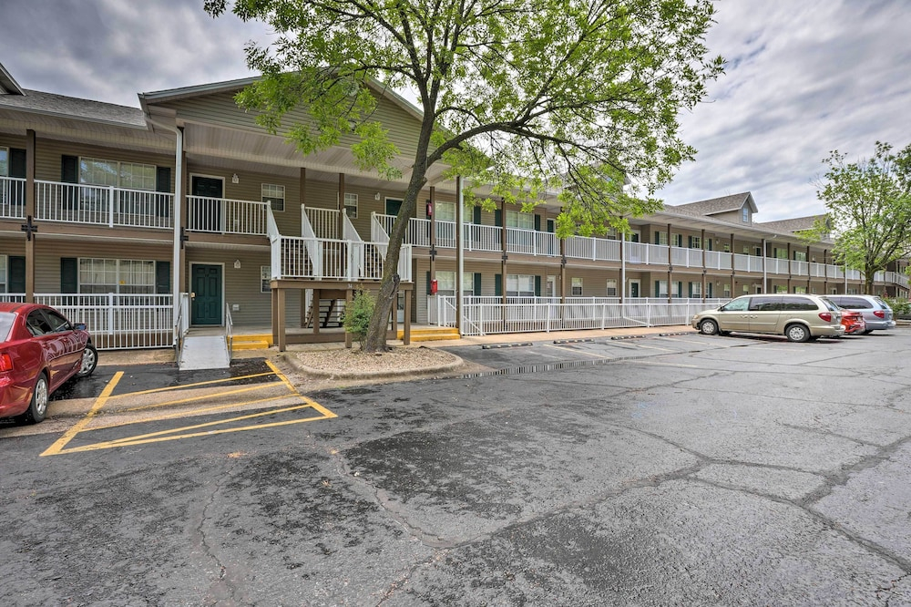 Sun-soaked Lake Taneycomo Condo w/ Furnished Patio