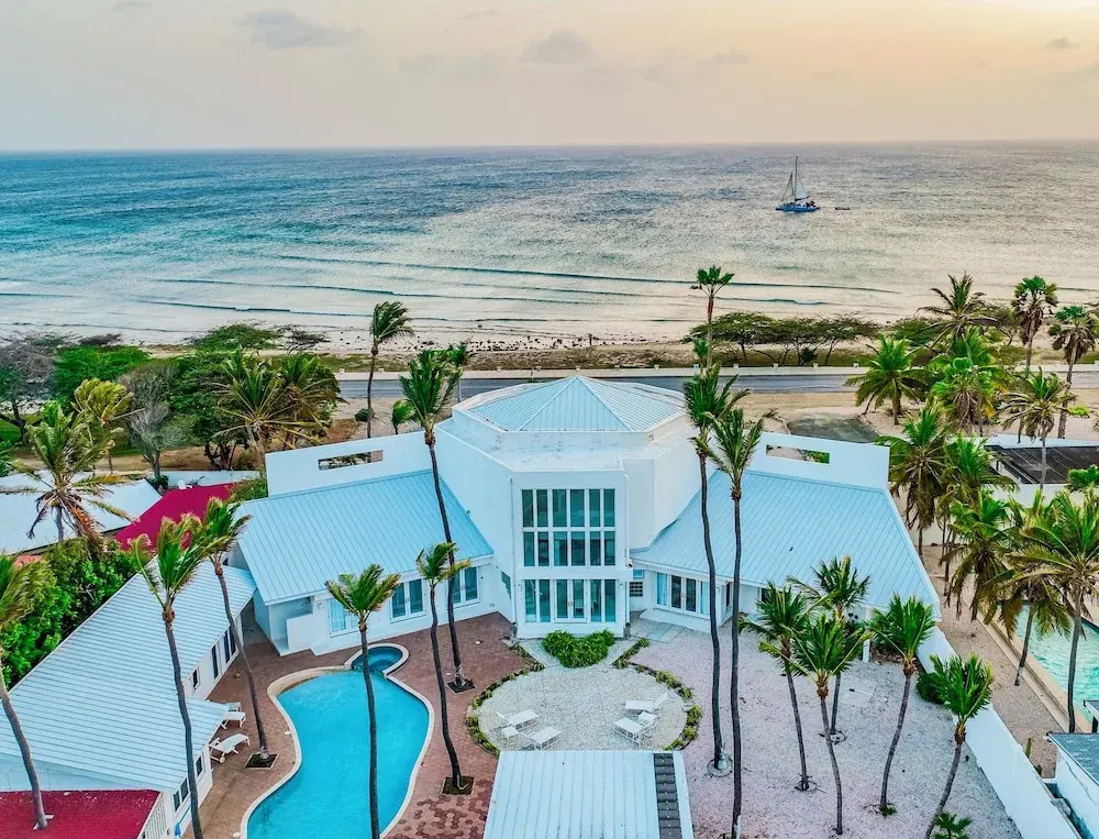 Ocean Front 7-bedroom 7-bath Sunset Views Malmok!
