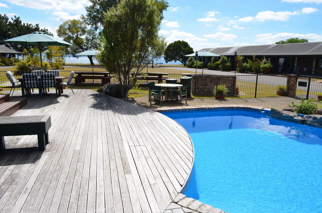 Cedarwood Lakeside Motel & Conference Venue