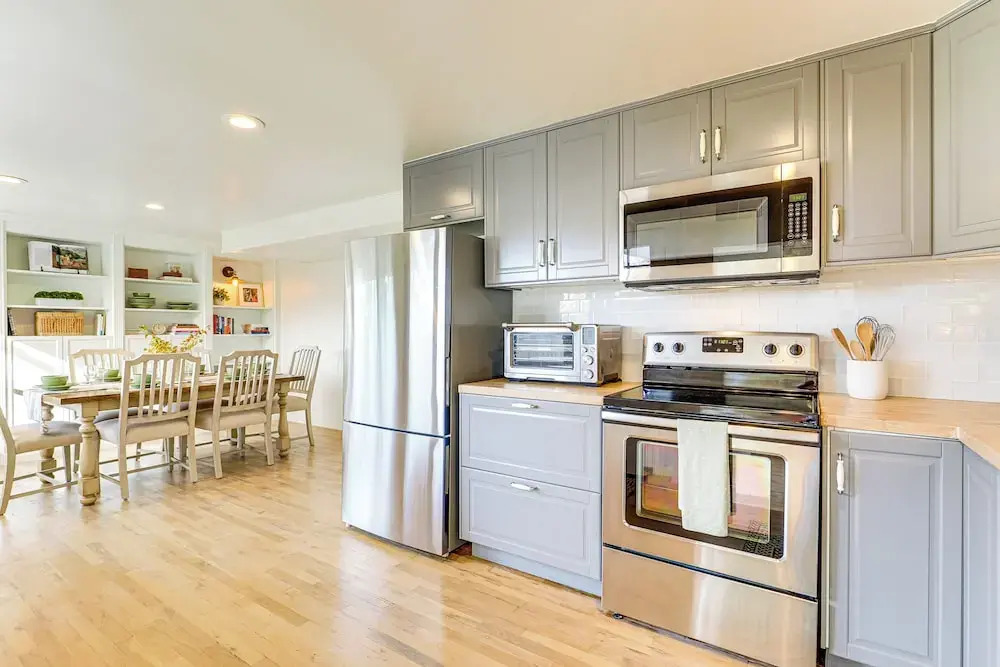 5 Mi to Hogle Zoo: Modern Retreat w/ Spacious Yard
