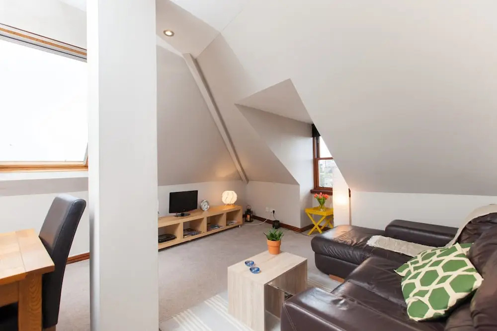 Cozy Flat for 3 in 1860's Leith Whisky Bond