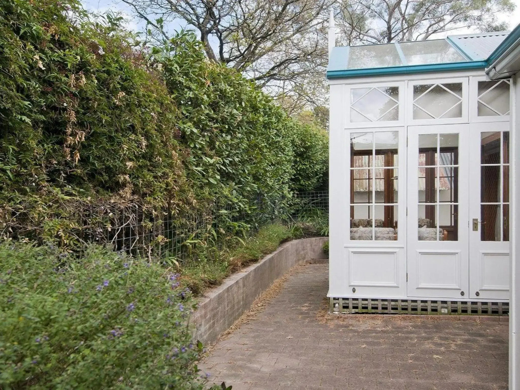 Hollyoak Cottage - delightful, ducks and doileys!