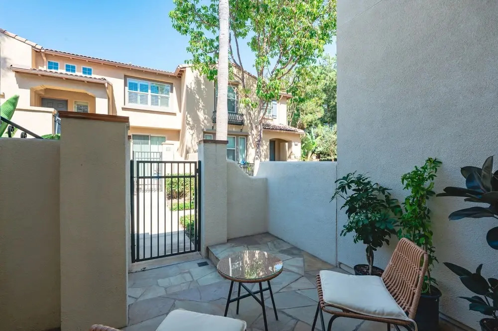 Private Entry Cozy Suite w Patio Bath Kitchenette